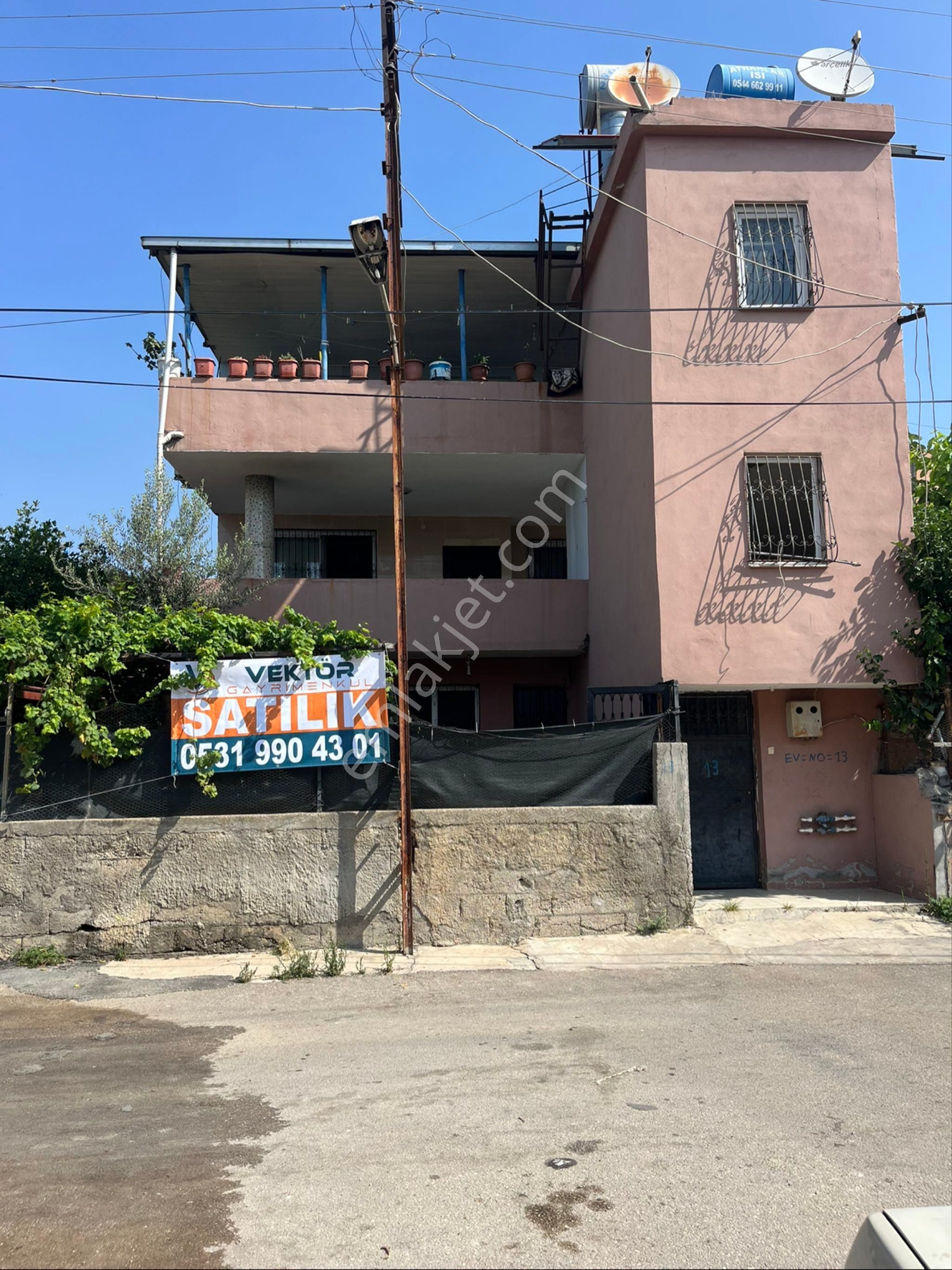 Yüreğir Güneşli Mahallesi Mareşal Fevzi Çakmak Okulu Karşısı 3 Katlı Bahçeli Müstakil Ev