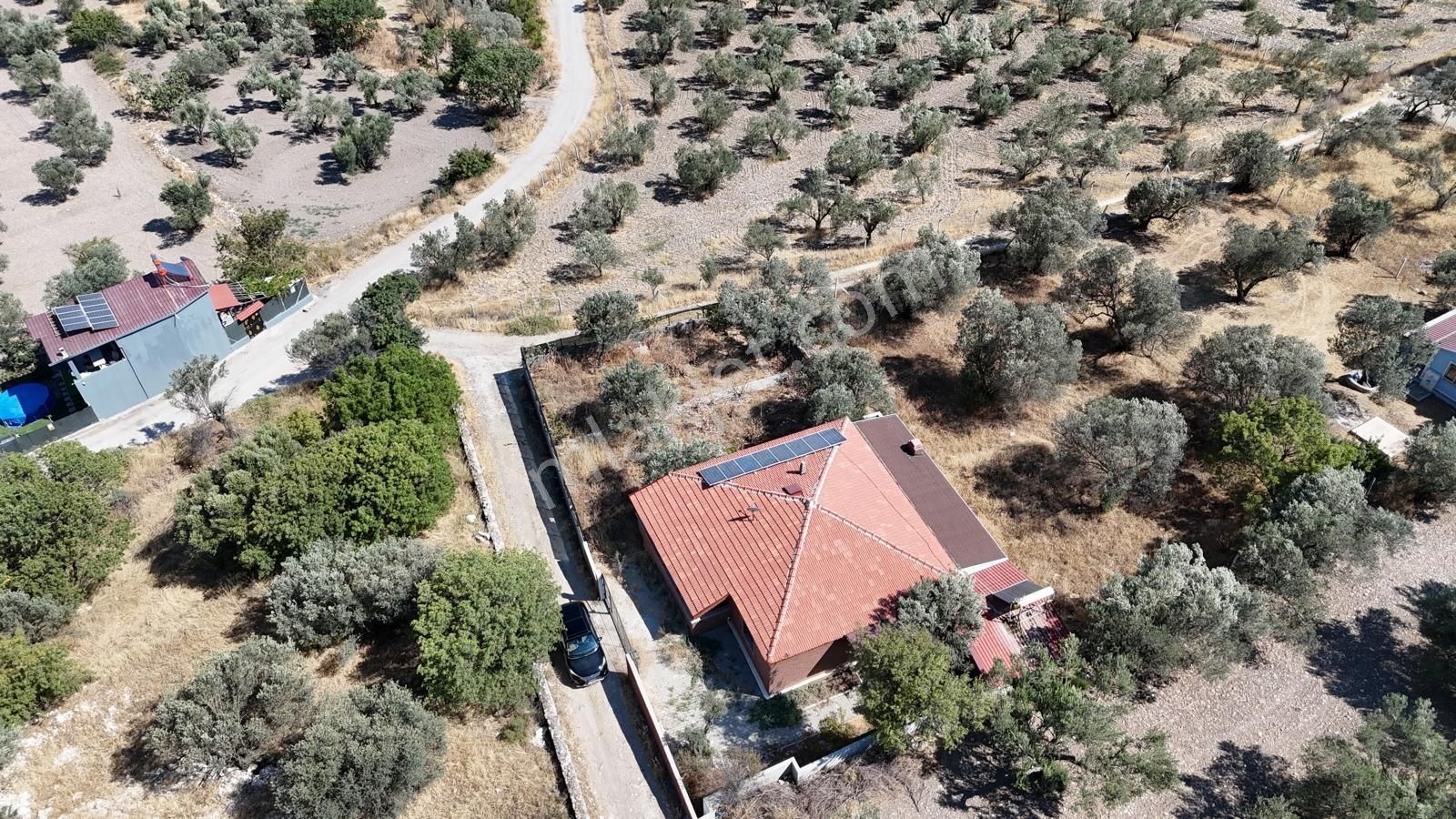 711m2 Yolu Açılmış İçerisinde 3+1 Yapı Mevcut