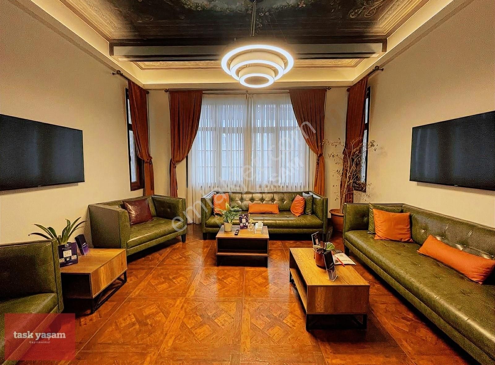 Taksim Divan Otel Karşısında Prestijli Kiralık Muayenehane Odası