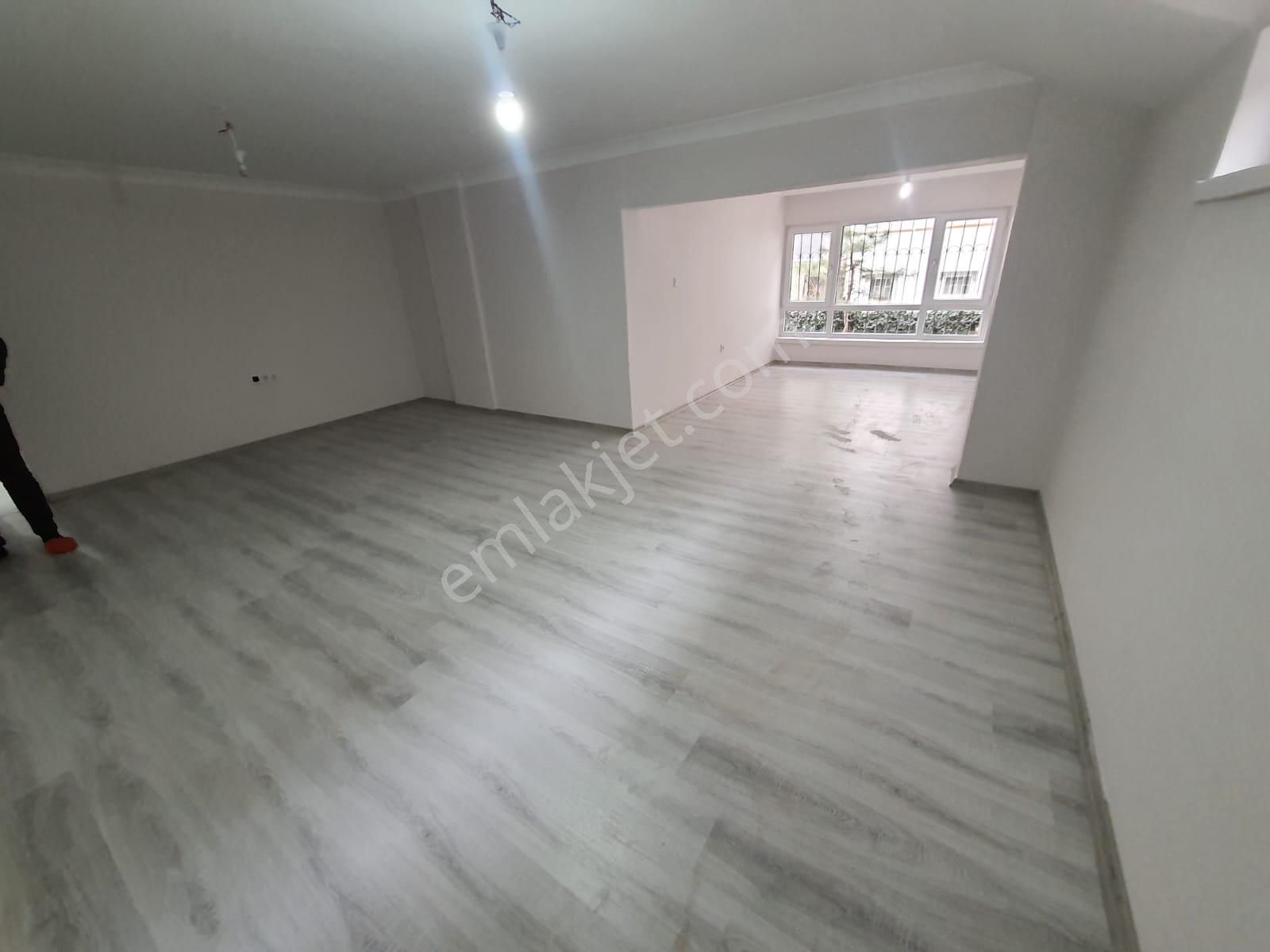 Arel'den Öveçler Lizbon Cd.üstü L Salon Bahçe Katı Tadilatlı 2+1