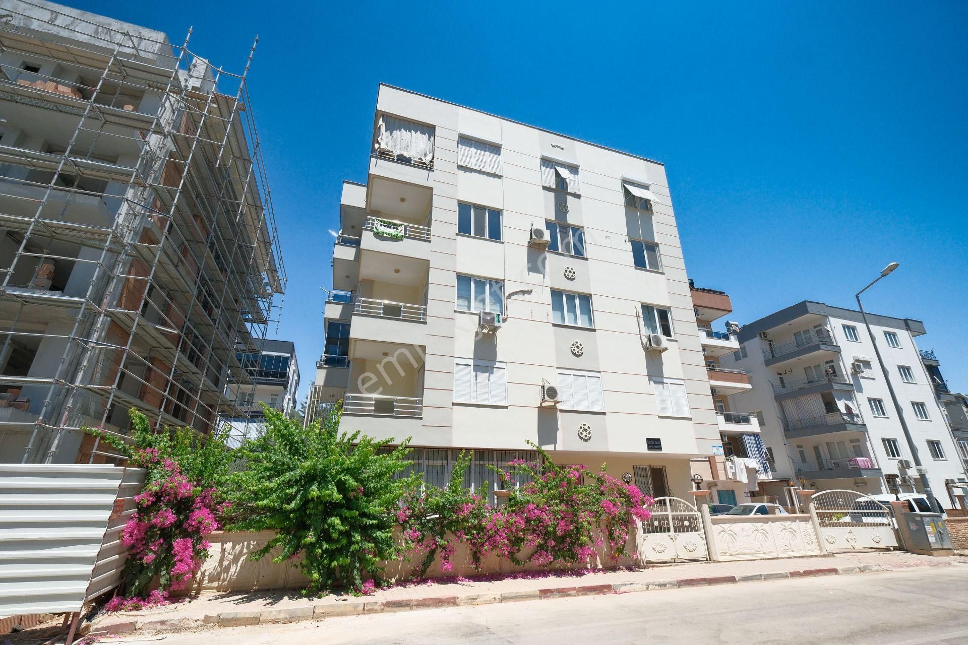 Kızıltoprak 'ta Tek Daire Üzerine Ebeveyn Banyolu 3+1 Arakat