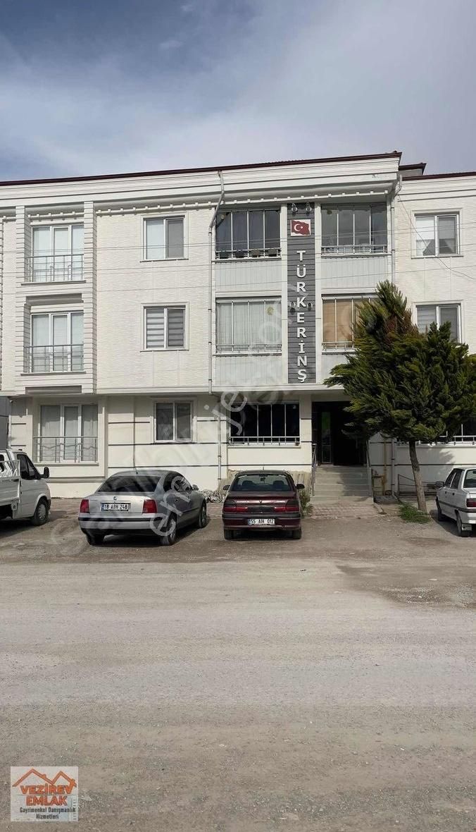 Vezirev Emlak'tan Tikenli Mah. 3+1 Arakat Konumunda Geniş Daire