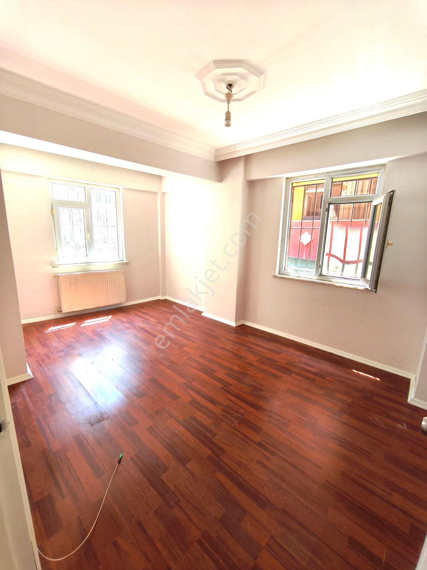 Eyüp İslambey 2.arı Sok. 2+1 / 65m2 / Bahçe Katı ( Bahçeli ) , Kombili Daire