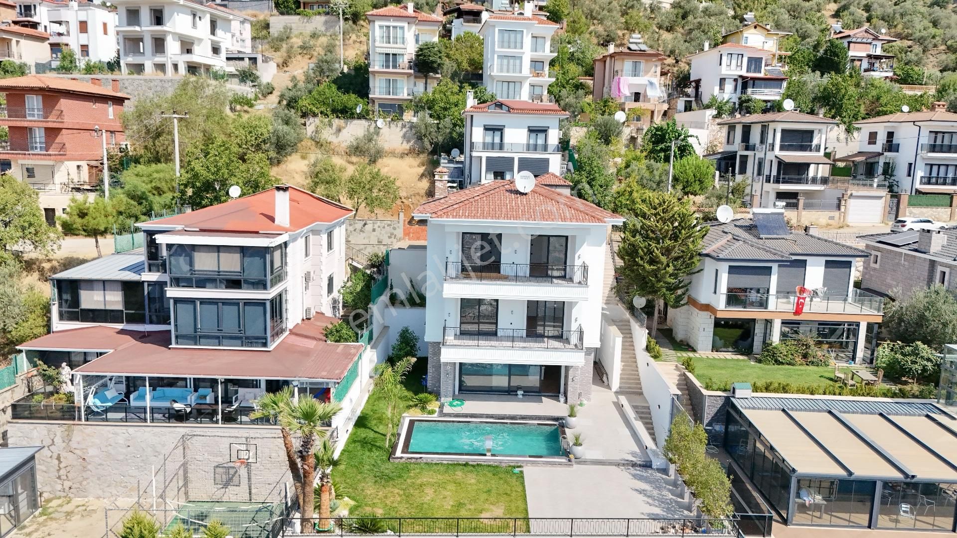 Altınoluk'ta Satılık Havuzlu Asansörlü Ful Deniz Manzaralı Konak