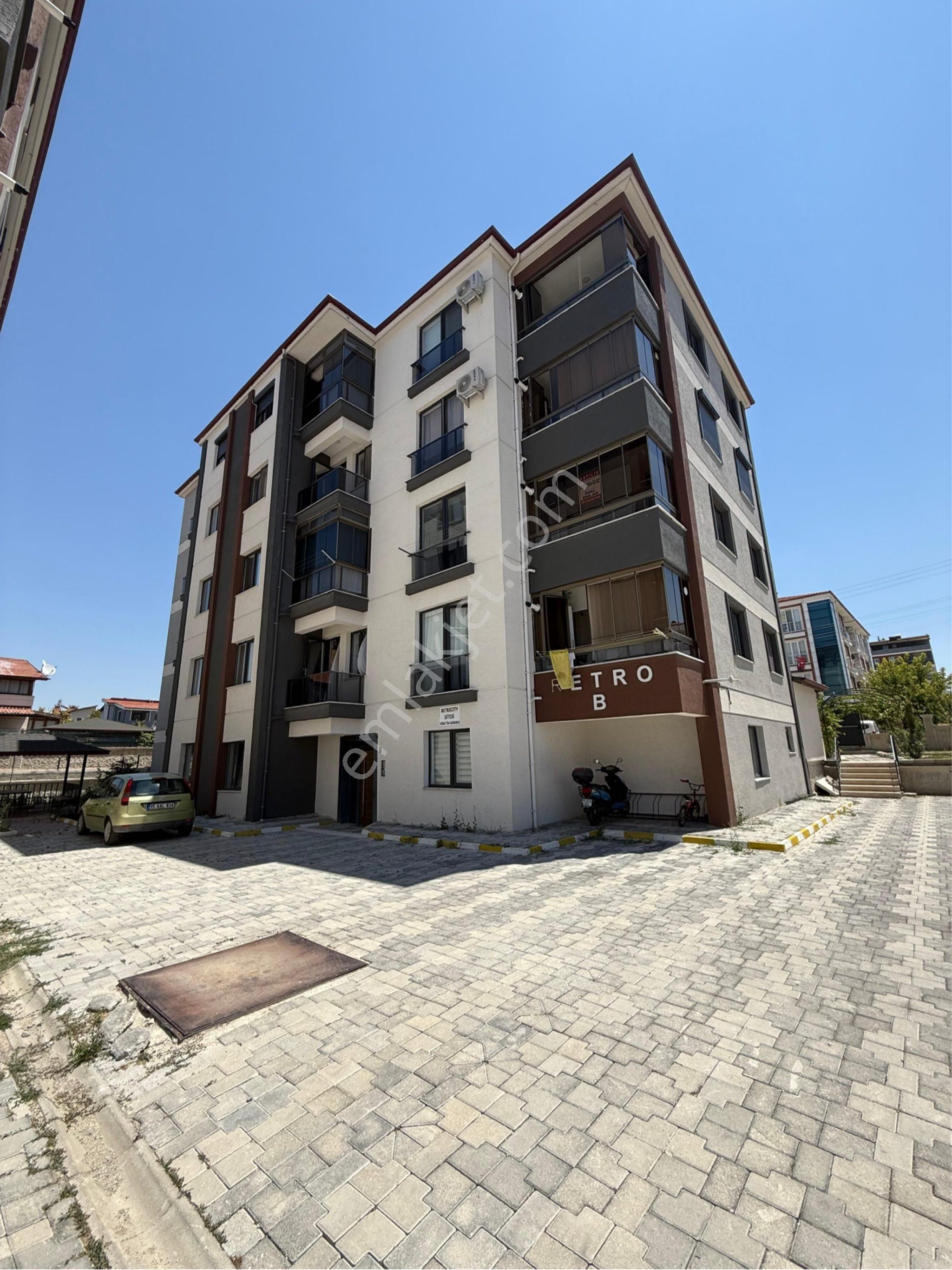 İnal Emlaktan Site İçerisinde Göl Manzaralı Satılık 2+1 120 M2 Lüx Daire