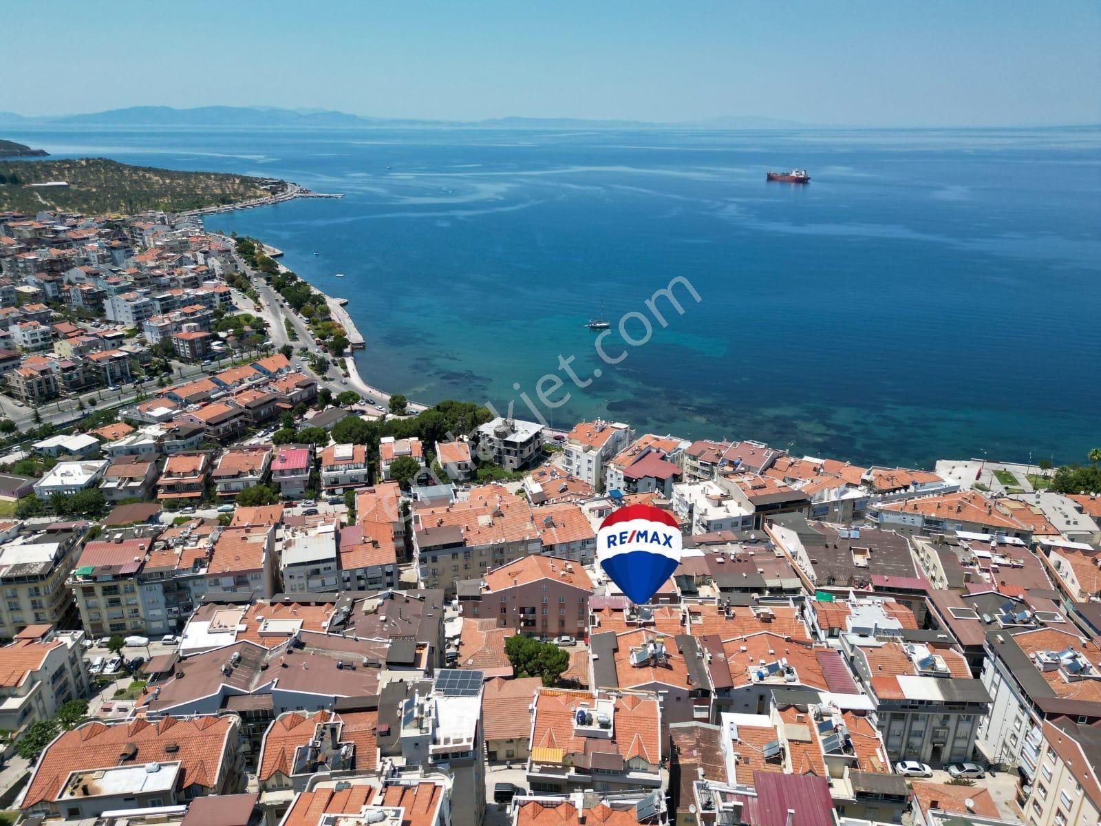 Dikili Gazipaşada Merkezi Konumda Denize 100 M.satılık 3+1 Daire