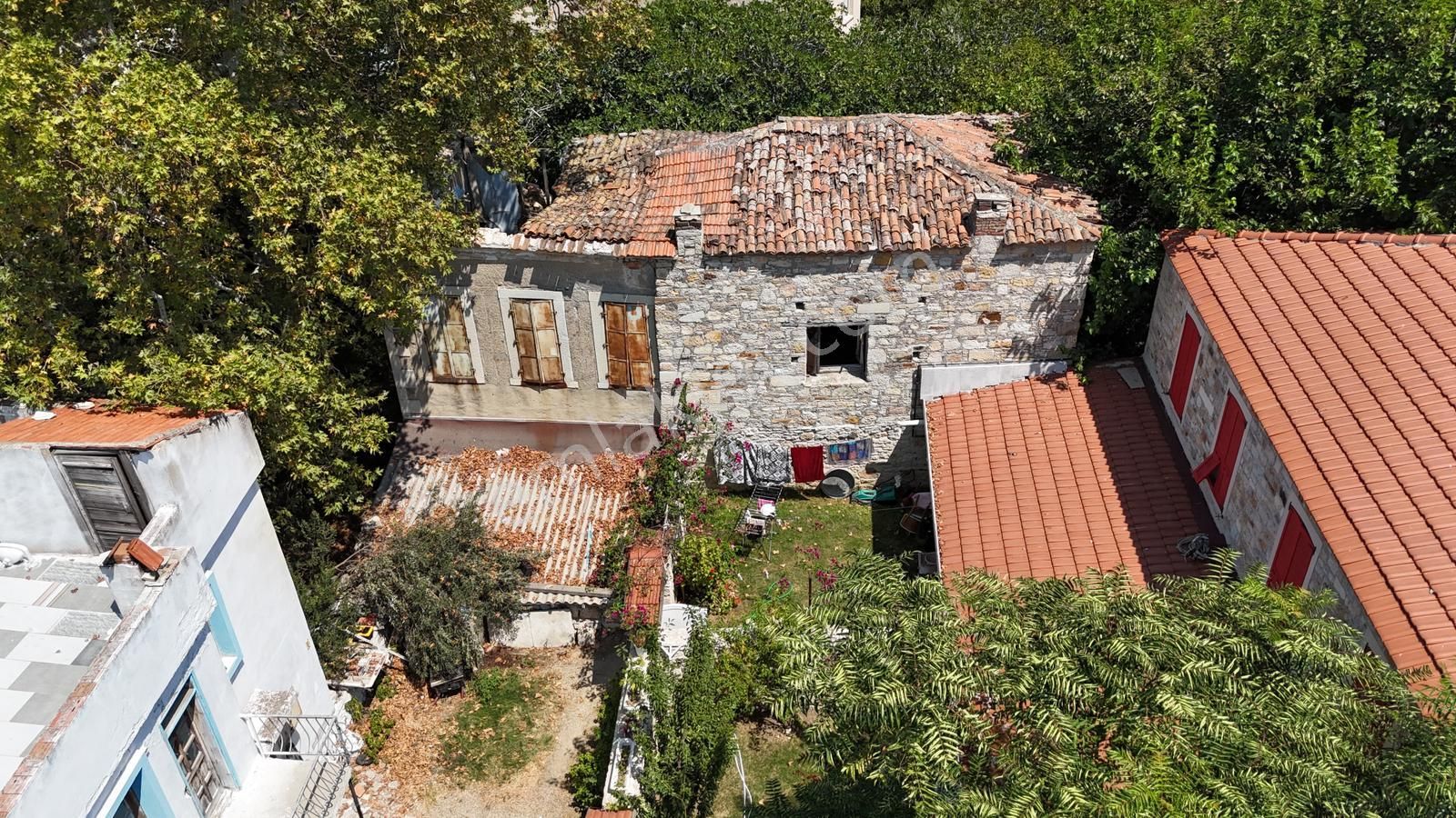 Yenifoça Merkezde, Çarşıya Yakın 458 M² Geniş Bahçeli Yunan Taş Ev