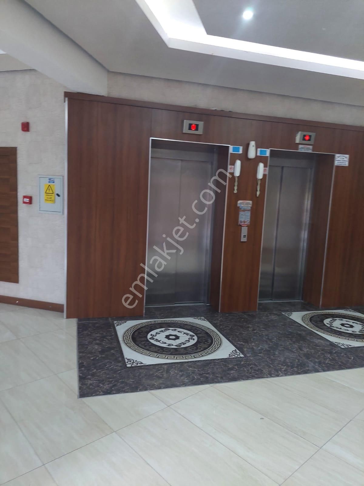 Fatih Sultan Mehmet Caddesinde Ebeveyn Banyolu 4+1 Satılık Daire - Görsel 15