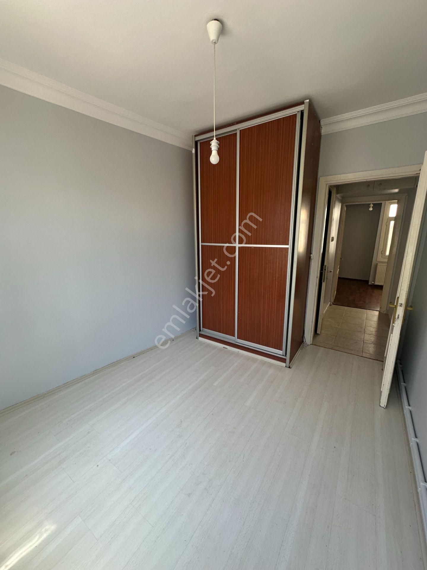 Üsküdar Valide-i Atik Mahallesinde Caddeye 2.paralelde 70 M² 2.kat 2+1 Kiralık Daire