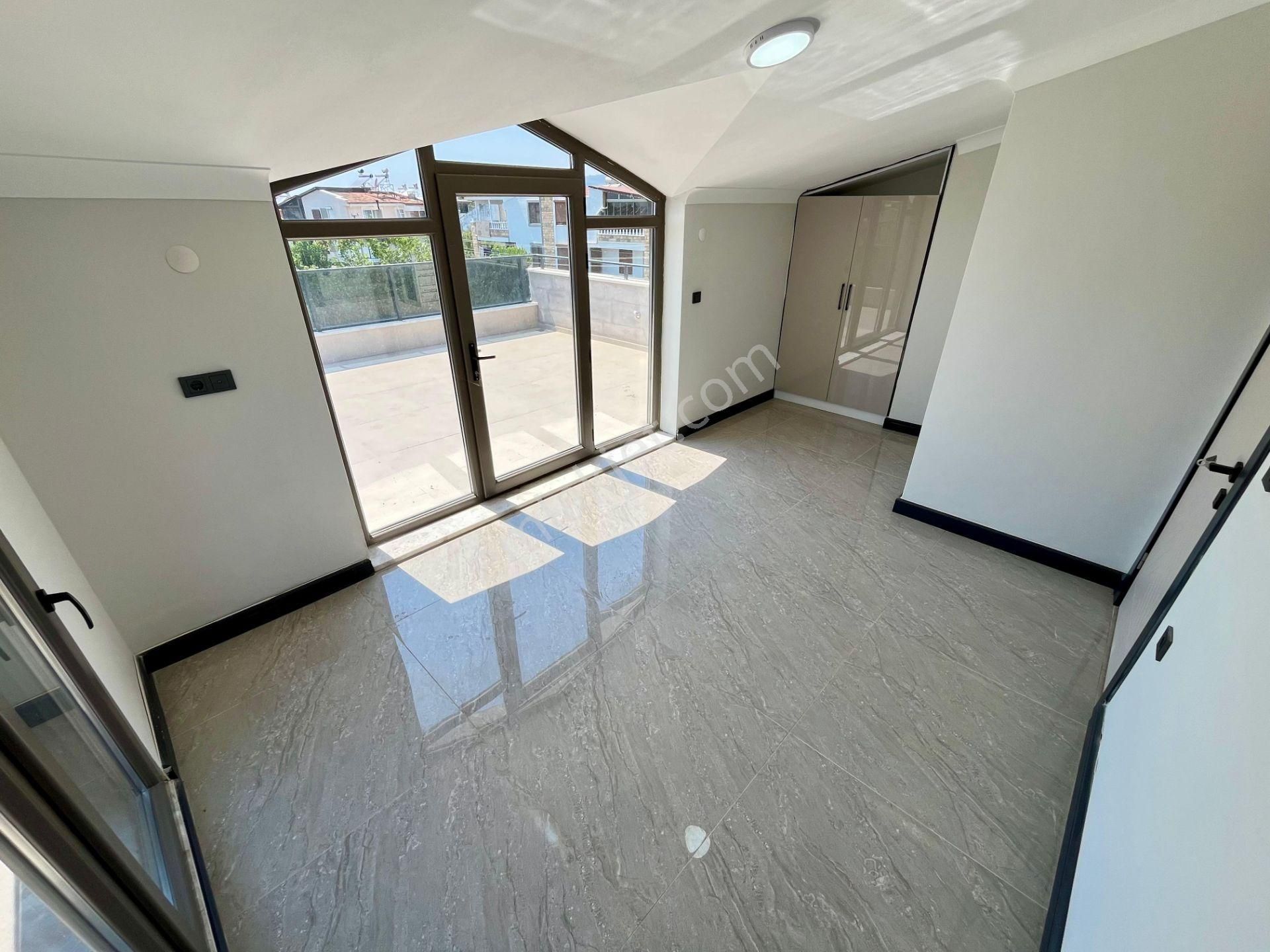 Akçay Sezgin Emlaktan Güre Sahilde Denize 300 Metre 3+1 Triplex Villa - Görsel 12