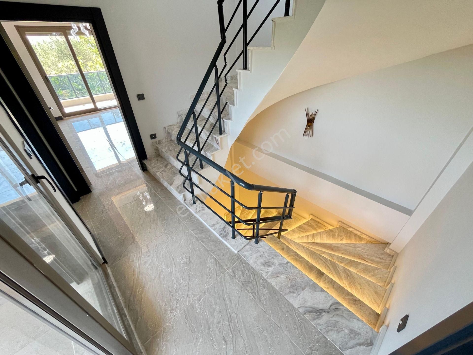 Akçay Sezgin Emlaktan Güre Sahilde Denize 300 Metre 3+1 Triplex Villa - Görsel 24