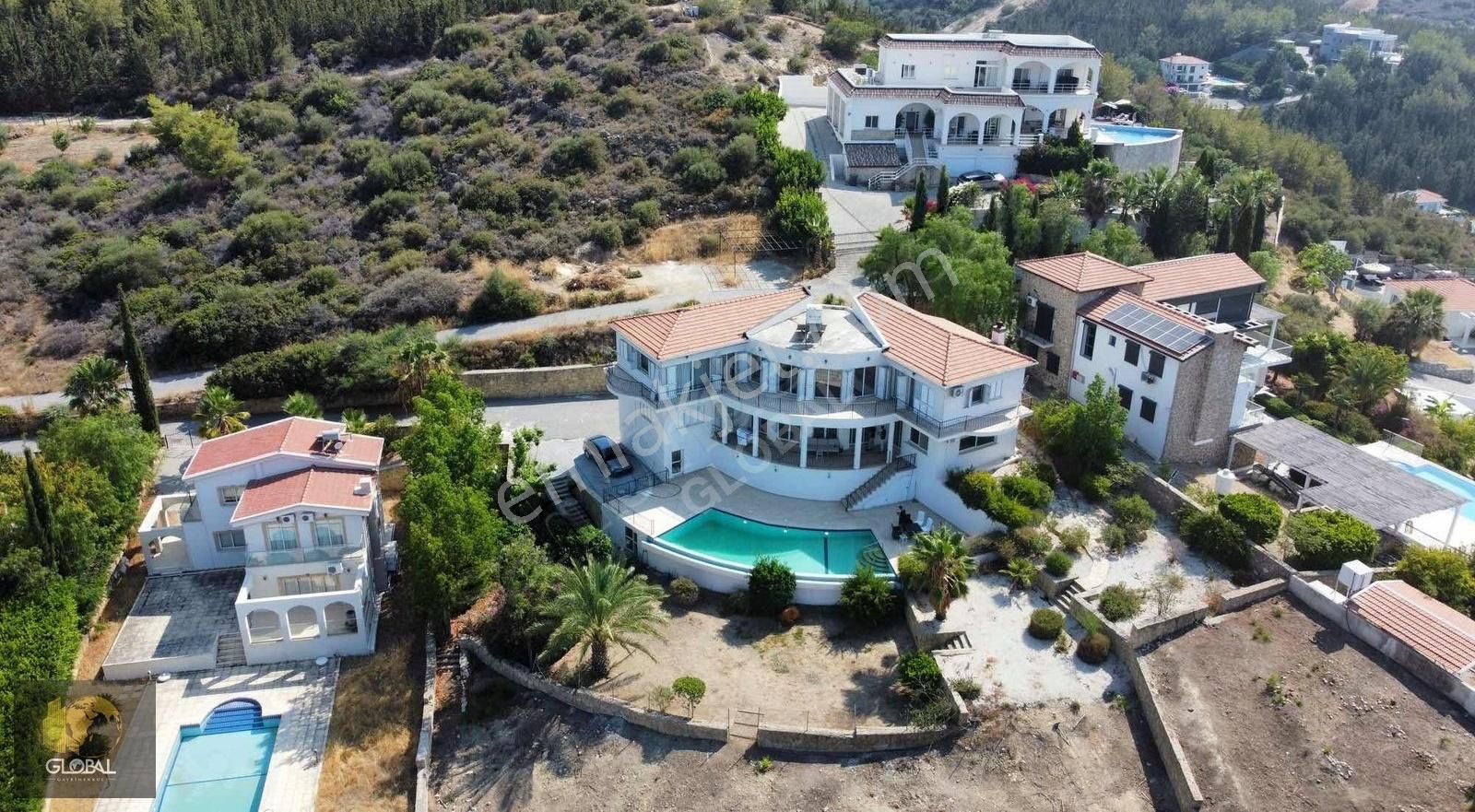 Girne De 2.300m2 Alan İçinde Harika Villa Sizlerle