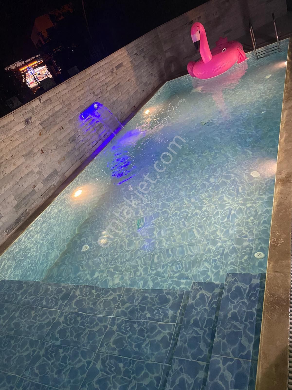 Kuşadası Soğucakta Satılık Özel Havuzlu 5+1 Tripleks Villa
