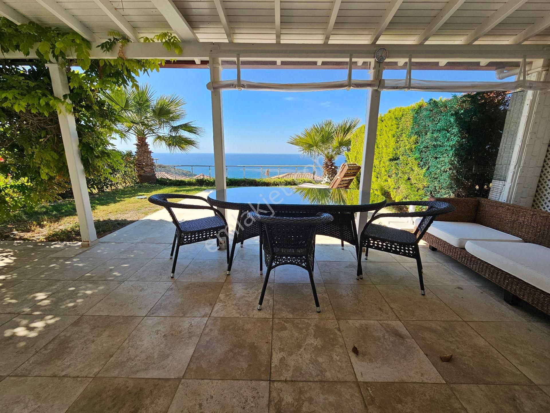 Kuşadası'nda Merkeze Yakın Ve Denıze Sıfır Sıtede Satılık Eşyalı Villa