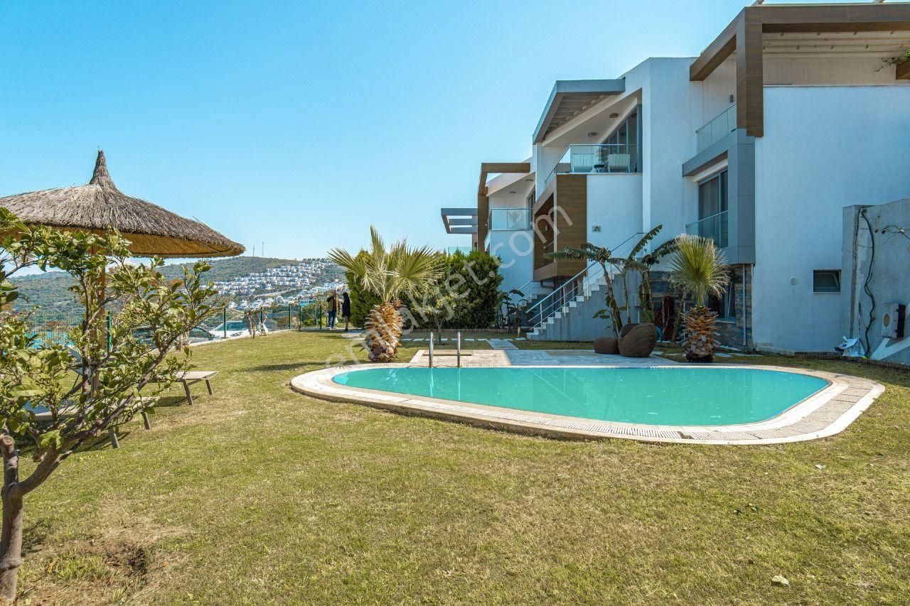 Bodrum Adabükü Seba Solemar Sitesi'nde Havuzlu Köşe Konumlu Denize Ön Sıra Villa