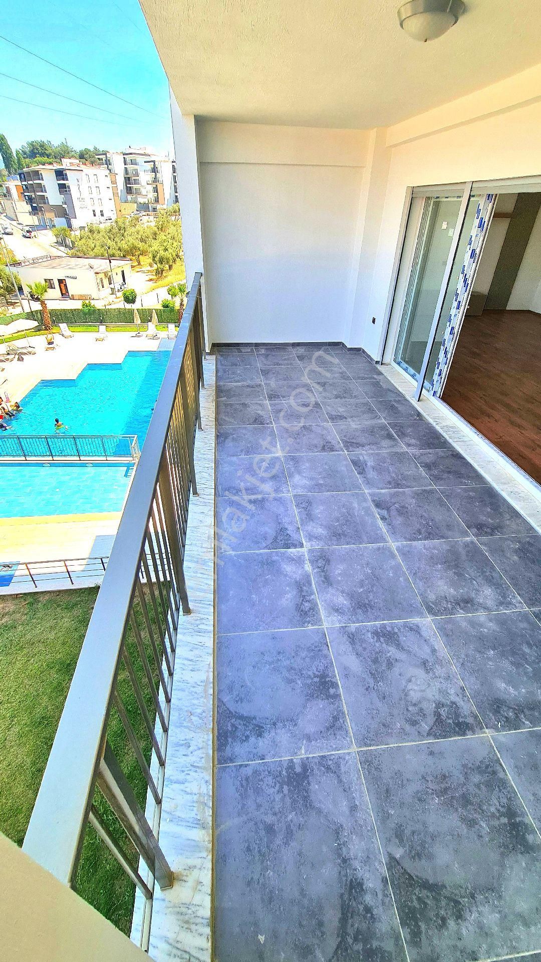 Kuşadası Merkez'de Sıfır Daire 3+1 Doğalgazlı Önü Açık 145 M2 Net Arakat Çok Geniş Daire