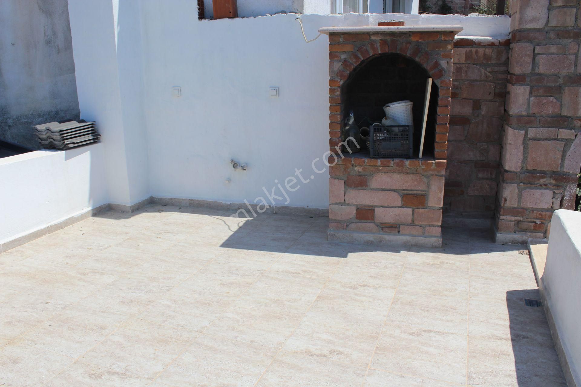 Ayvada'dan Ayvalık Merkez'de Deniz Manzaralı Ve Avlulu 2 Katlı Taş Evi - Görsel 32