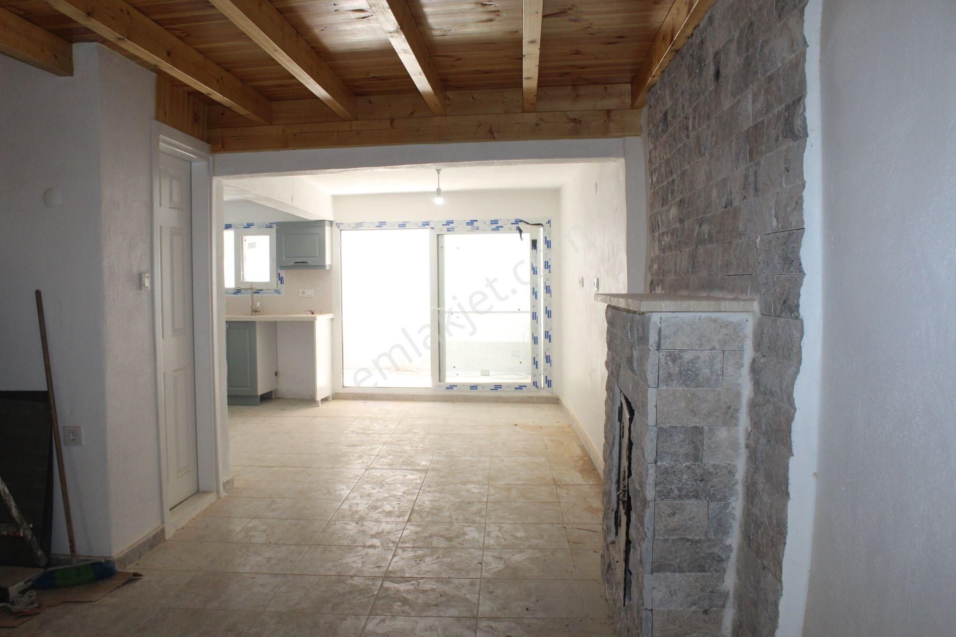 Ayvada'dan Ayvalık Merkez'de Deniz Manzaralı Ve Avlulu 2 Katlı Taş Evi - Görsel 5