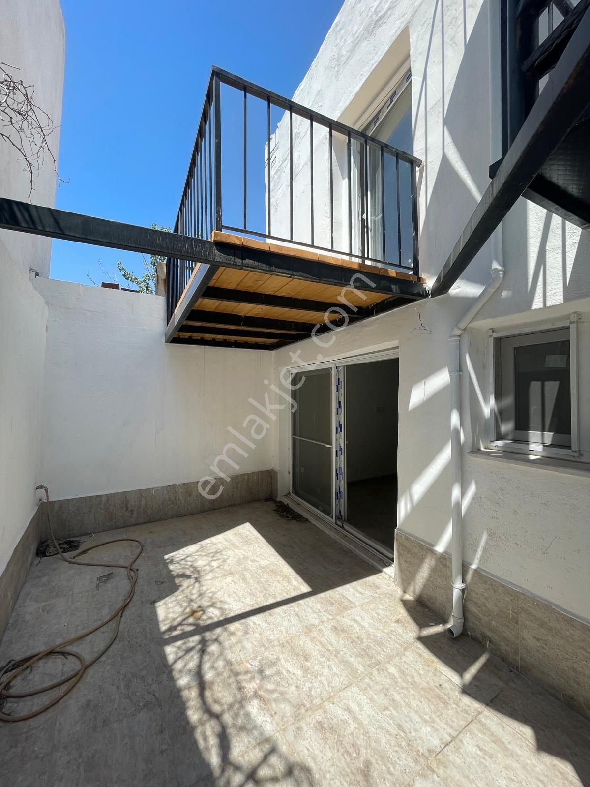 Ayvada'dan Ayvalık Merkez'de Deniz Manzaralı Ve Avlulu 2 Katlı Taş Evi - Görsel 17