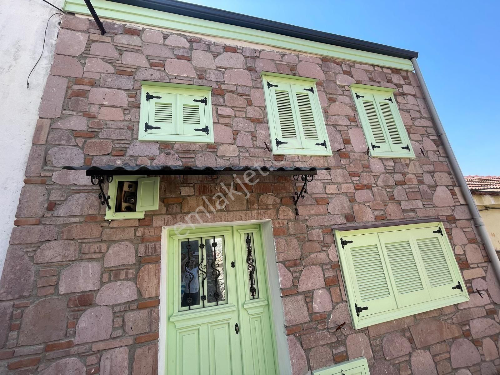 Ayvada'dan Ayvalık Merkez'de Deniz Manzaralı Ve Avlulu 2 Katlı Taş Evi