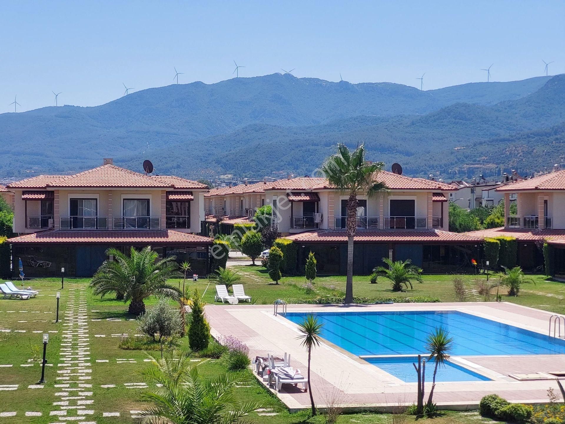 Davutlar'da Sahile 300 M, Ortak Havuzlu, Güvenlikli ; 3+1 Vill