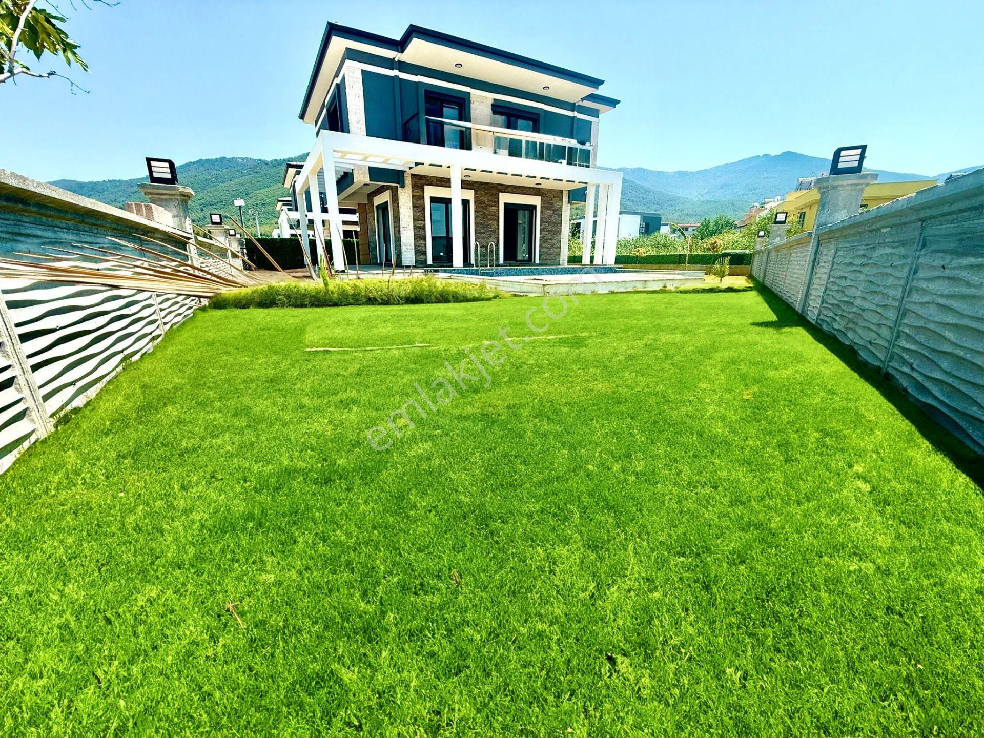 Güzelçamlı'da, Özel Havuzlu ,3+1 Geniş Bahçeli Villa