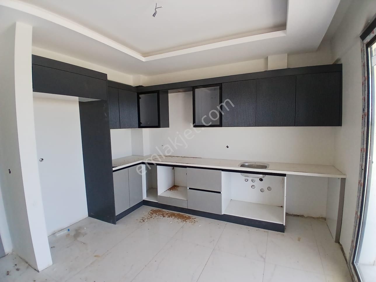 Akçay Emlak'tan Akşehir Yarenler Mahallesinde Garajlı Ara Kat Satılık Sıfır 2+1 Daire