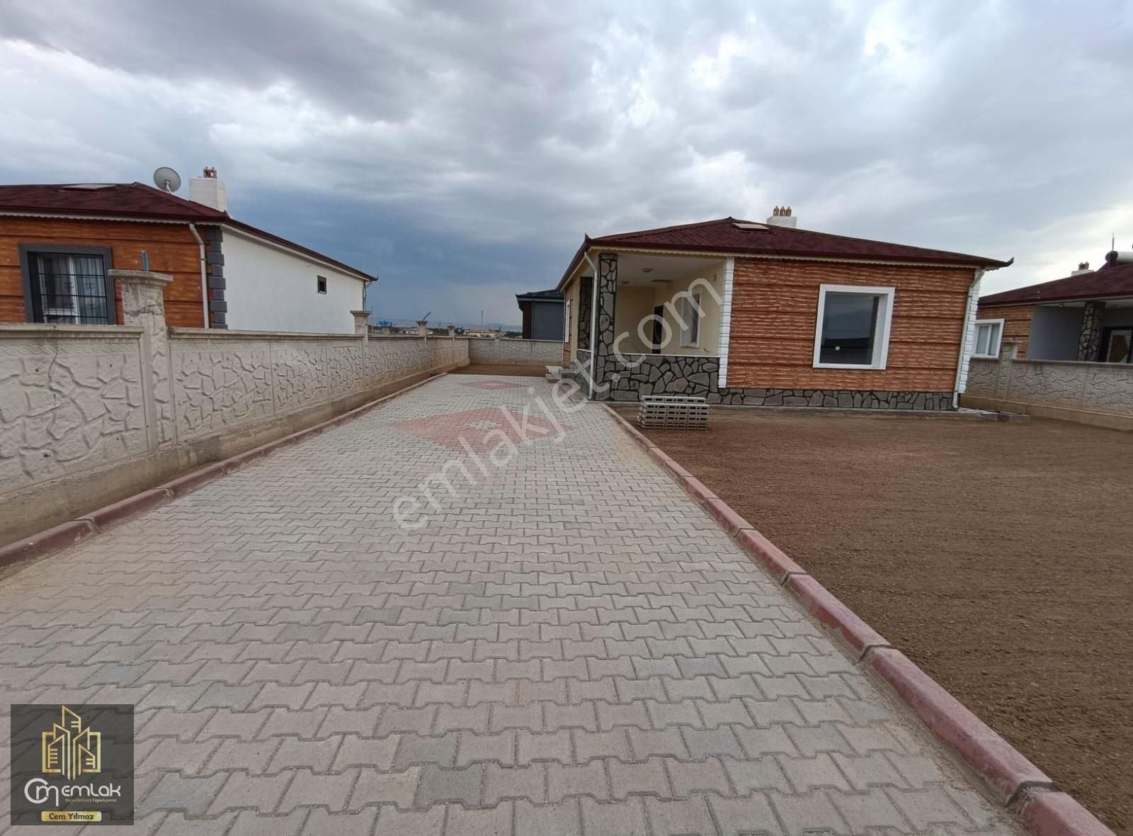 Cm Emlak Kemerhisar Çayır Harika Konum 2+1 Çift Banyo Yazlık Ev