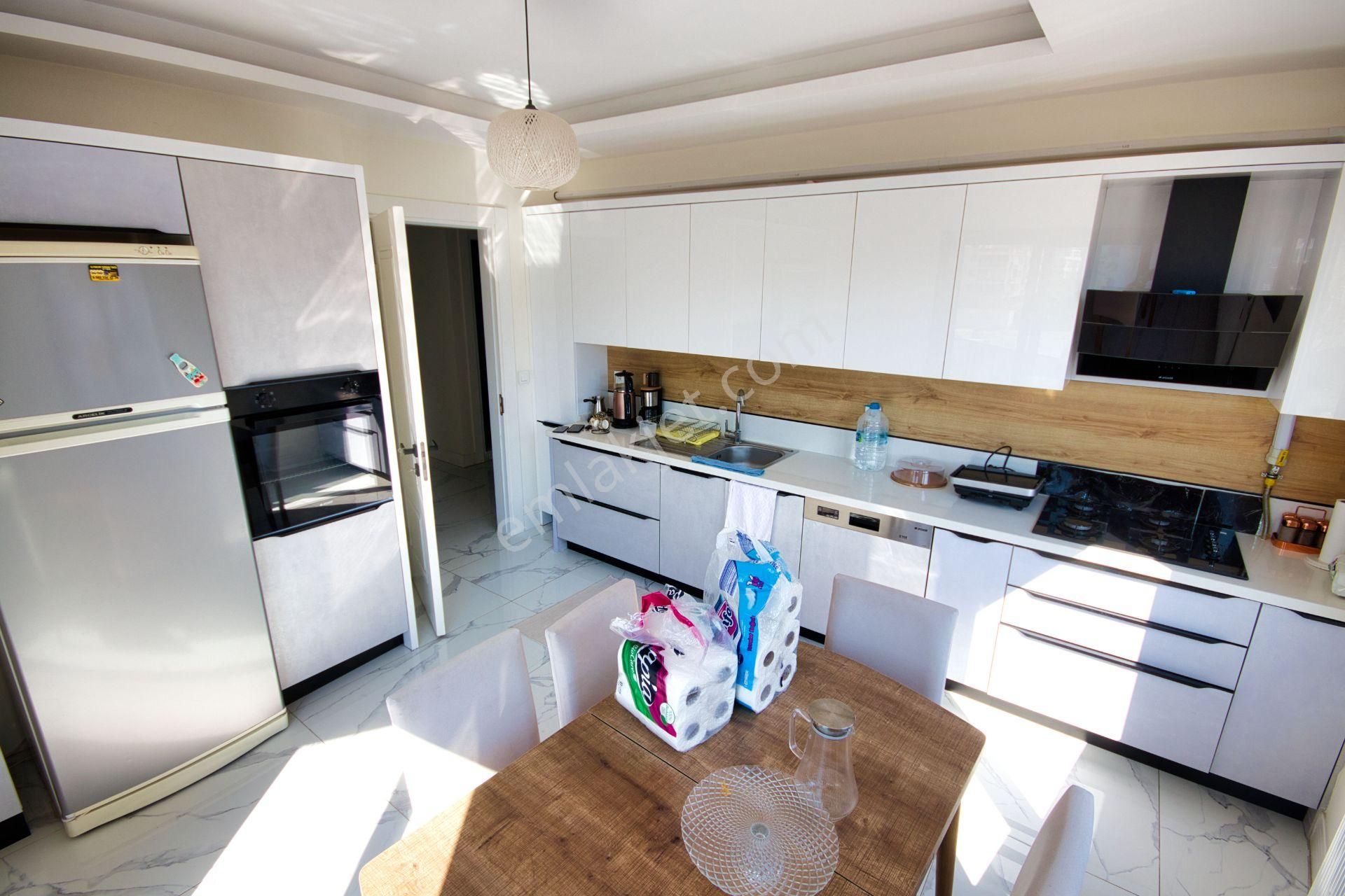 Aktif'ten Akçay'da Eşyalı Satılık Çift Balkon Ebeveynli Şık 2+1 Lüks Tasarımlı Daire