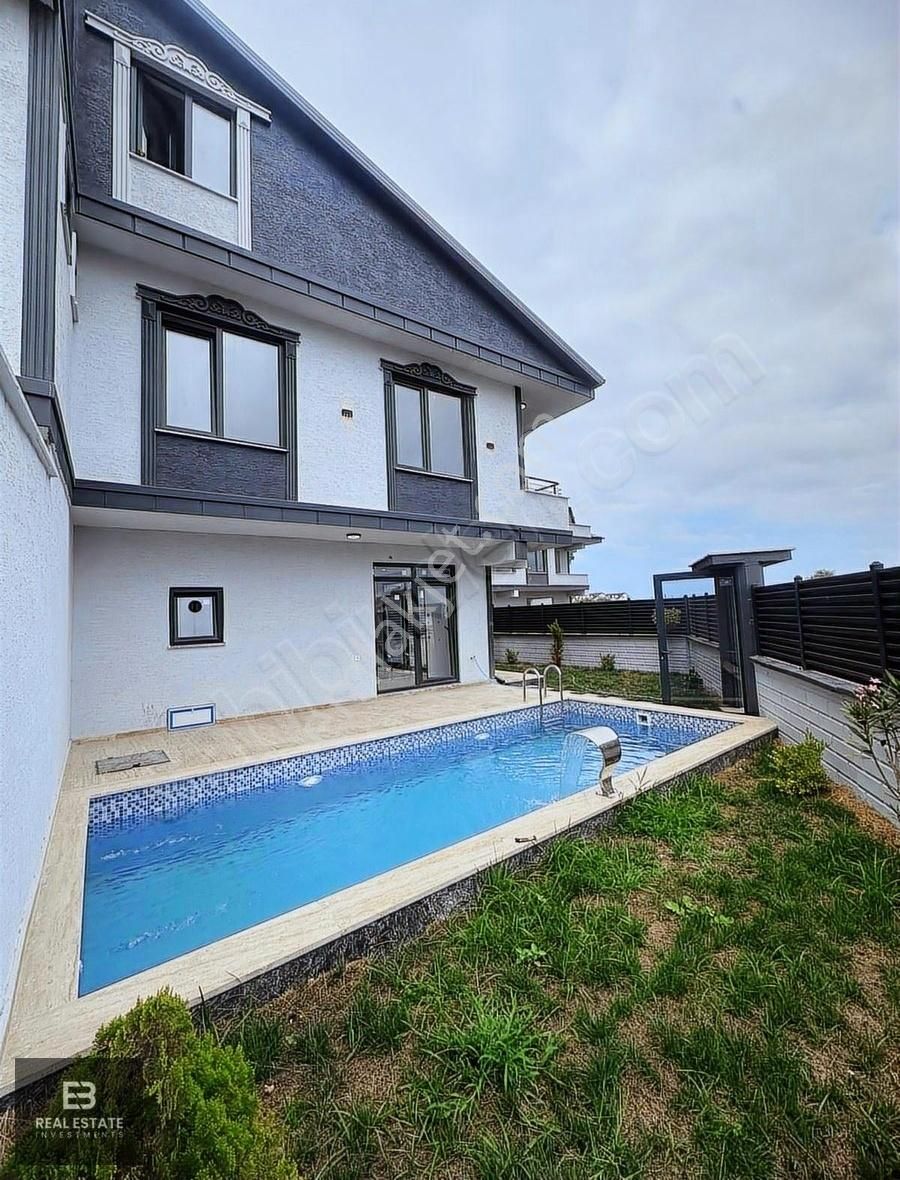 Sakarya Kocaali'de 4+1 Müstakil Havuzlu Lüks Tripleks Villa
