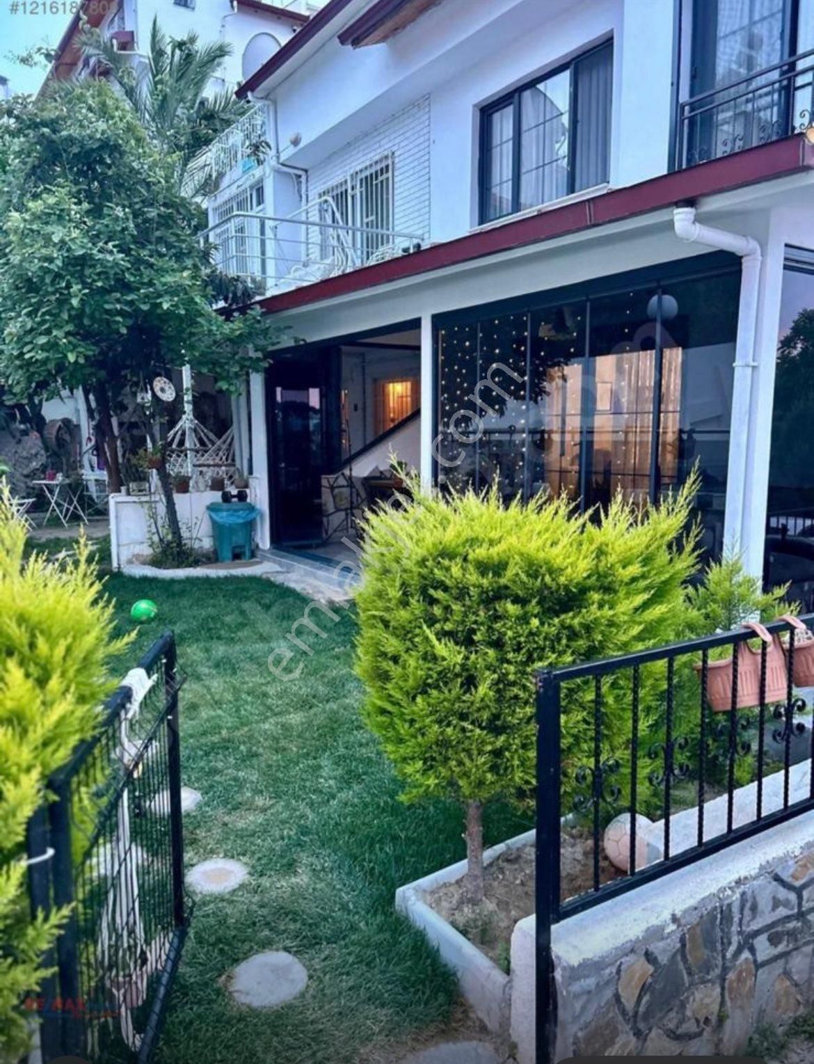 Kuşadası Kadınlar Denizinde Havuz Cepheli Bakımlı 4+1 Villa