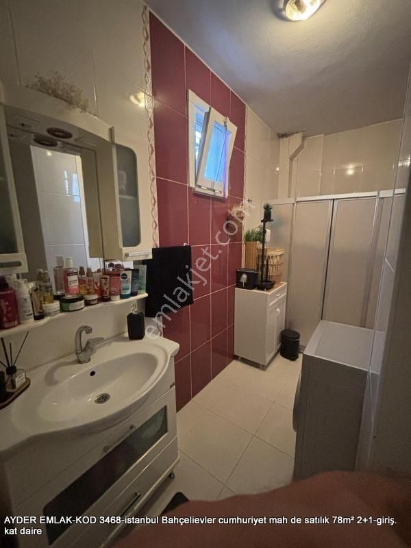 İstanbul Bahçelievler Cumhuriyet Mah De Satılık 78m² 2+1-giriş.kat Daire