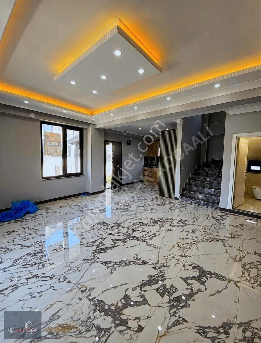 Köşe Parsel Geniş Bahçeli Havuzlu Lüks 3+1 Tripleks Villa