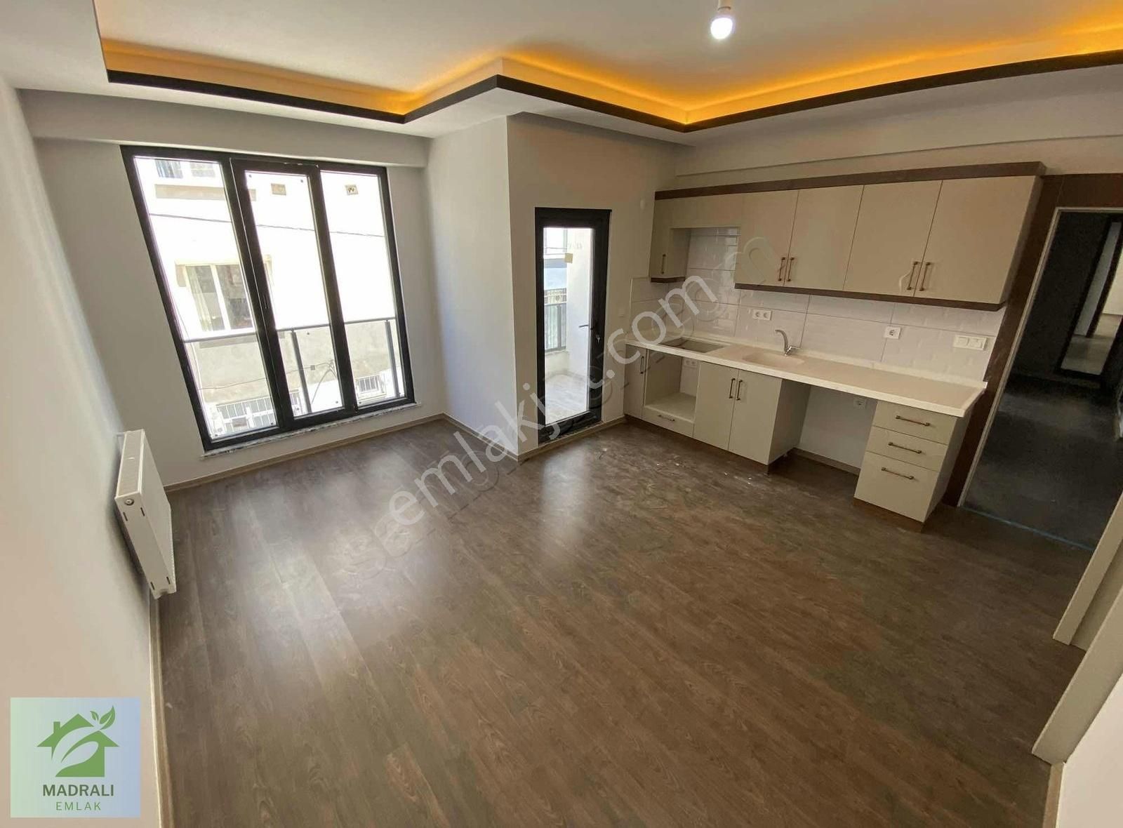 Madralıdan Edremit Tuzcumuratta Pazara Yakın Sıfır 2+1 Daire