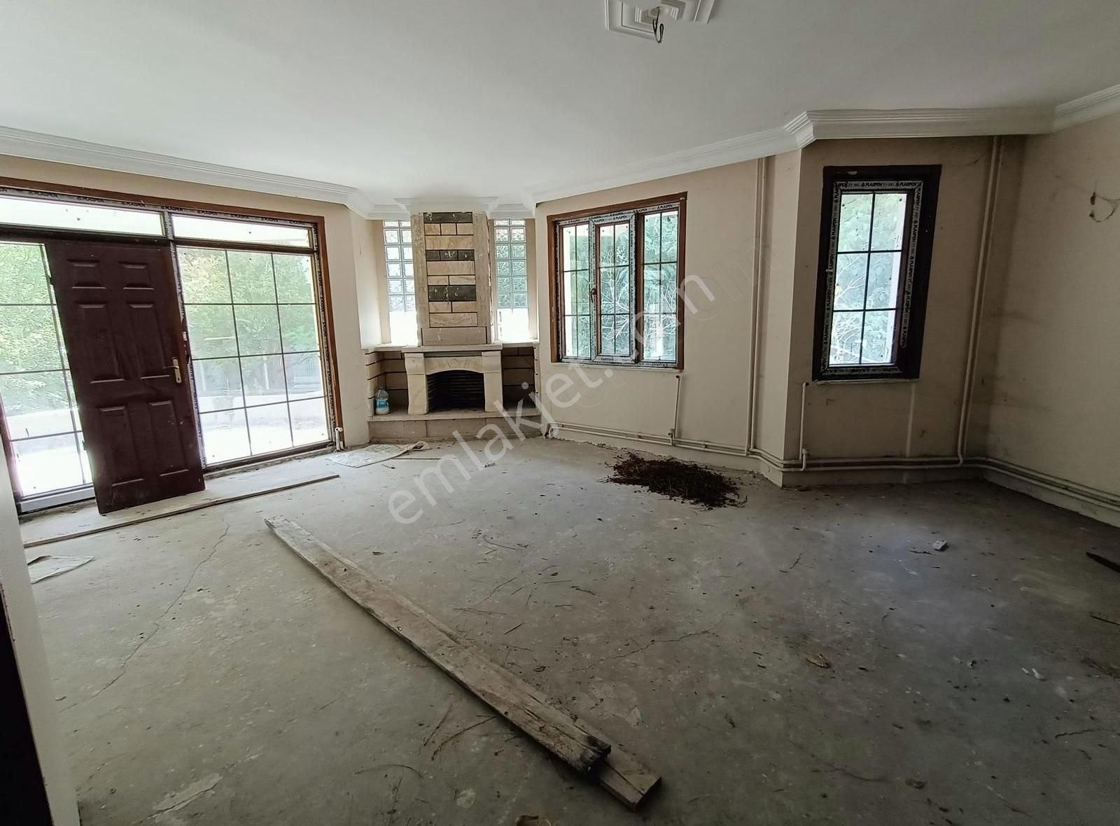 Gençlik Mahallesi, Cadde Üzeri, 5+1, Net 250 M2, Satılık Villa
