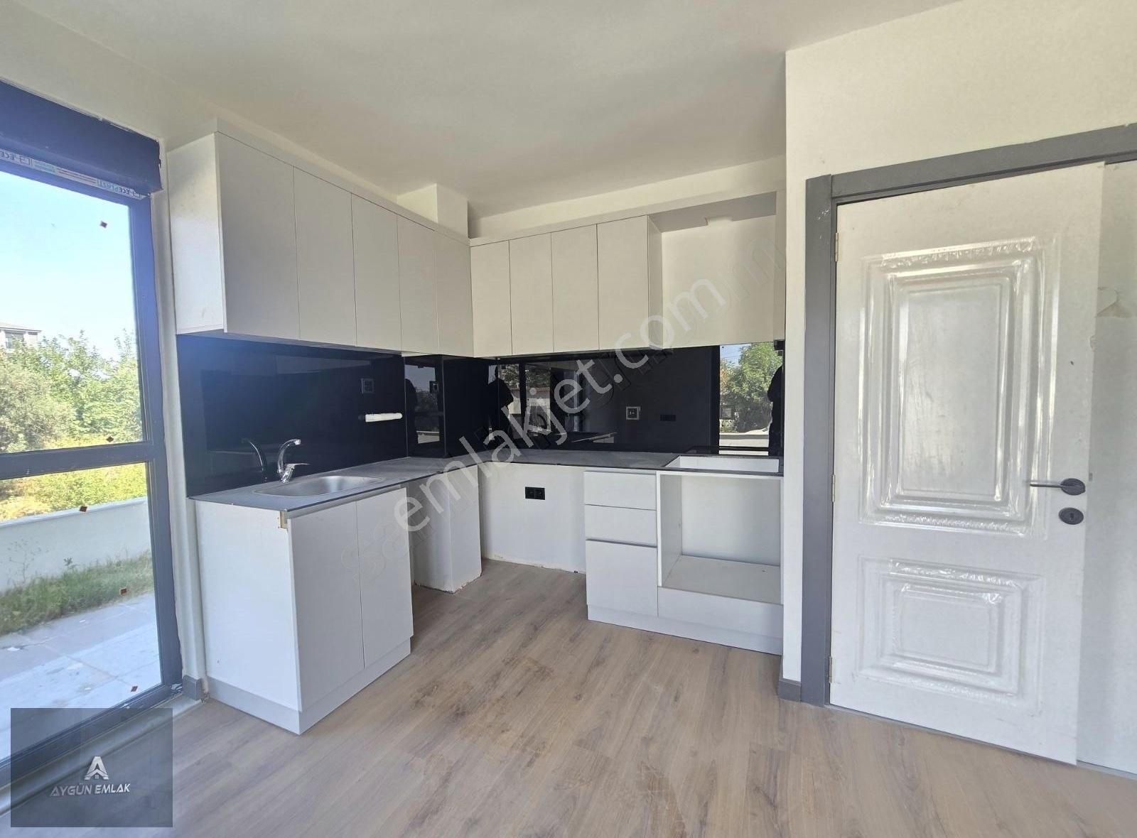 Varsak Habibler Mh.de 55m2 1+1 Satılık Giriş Daire