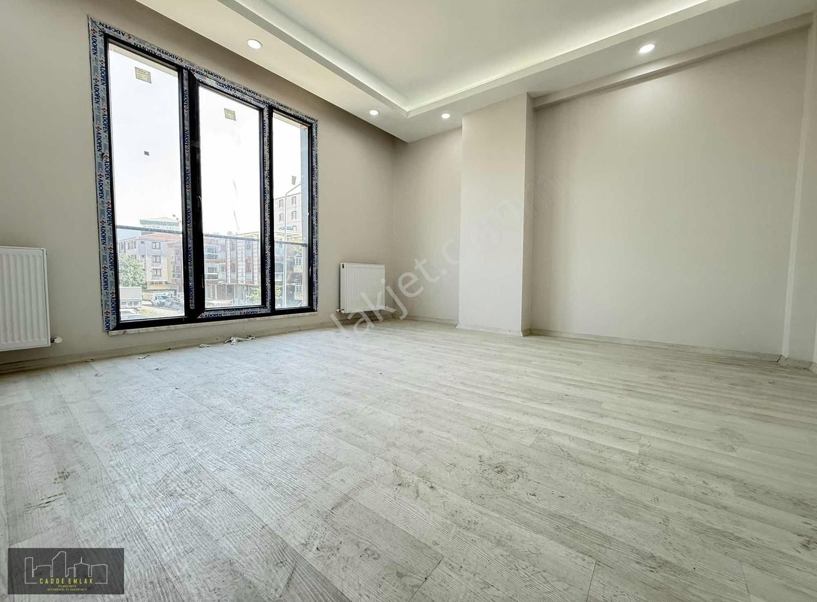 Cadde Emlak Cumhuriyet Sıfır 2+1 87 M2 Brüt Kullanışlı Ara Kat