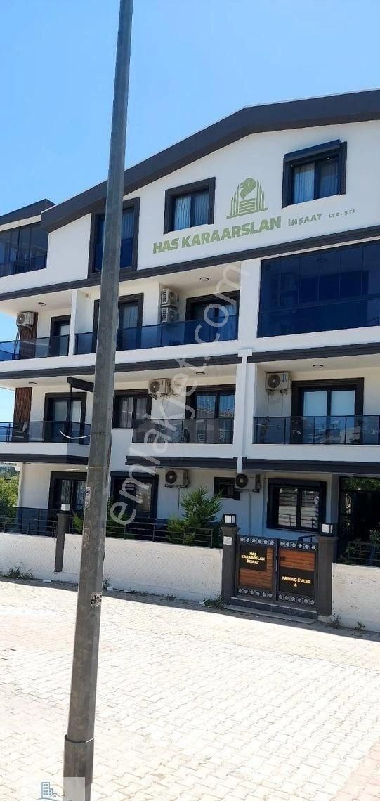 Altınkumda Denize Yürüme Mesafesinde Eşyalı Ön Cephe 1+1 Satılık Daire