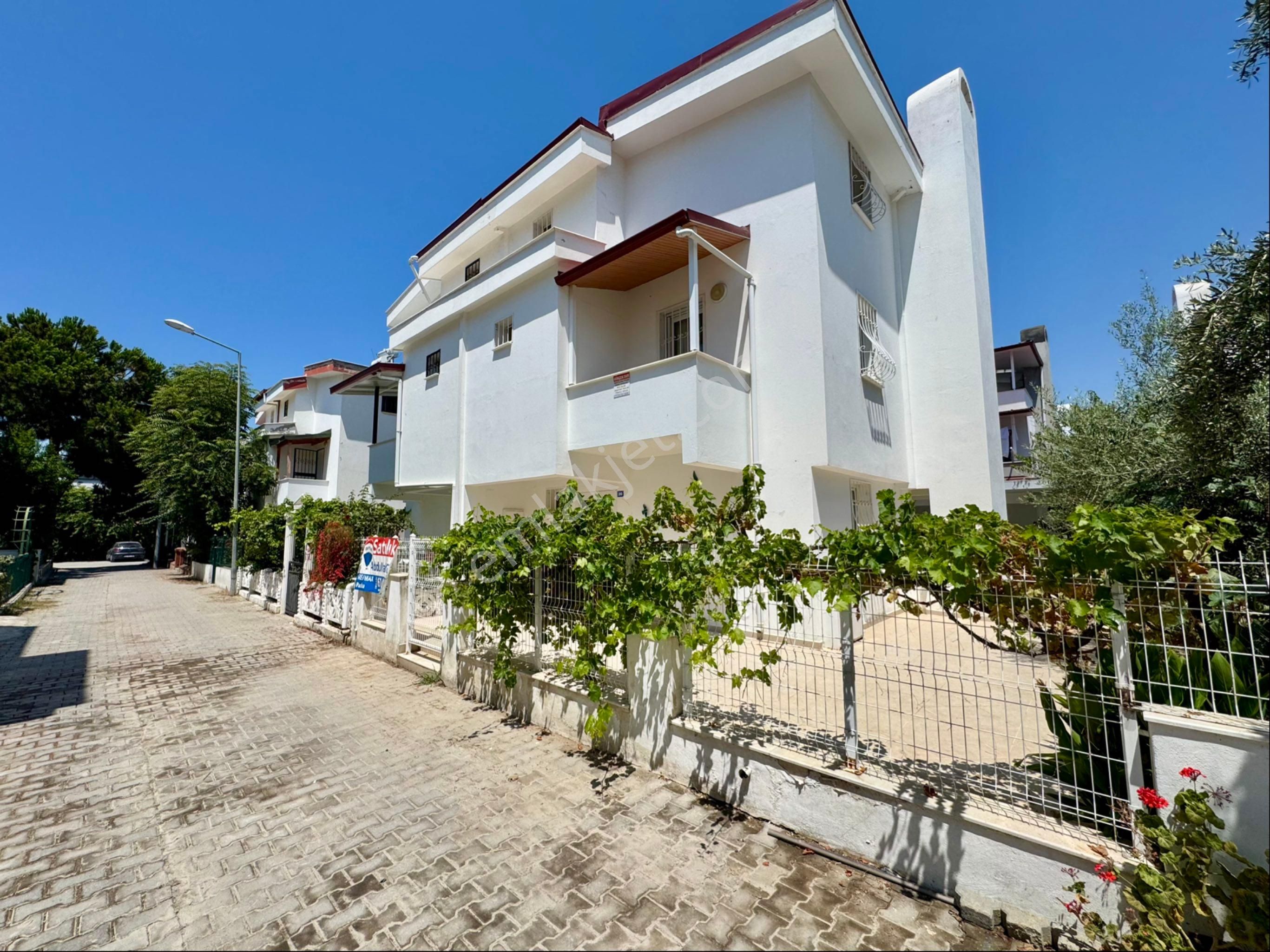 Karaovada Satılık Yolun Altı Denize 680 Metre 5+1 Yazlık Villa