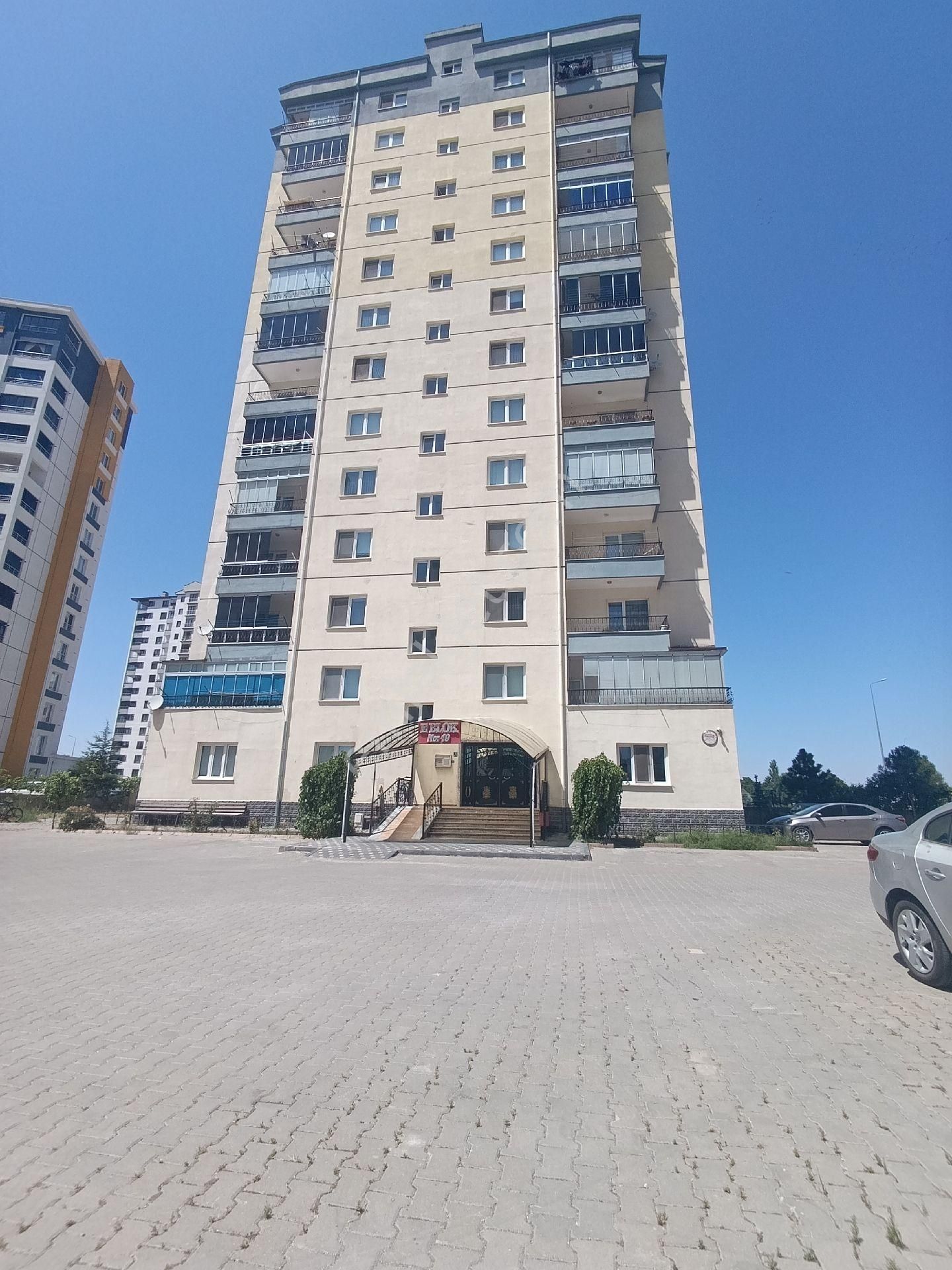 Zümrüt Mahallesinde Site İçerisinde Satılık 3+1 Daire