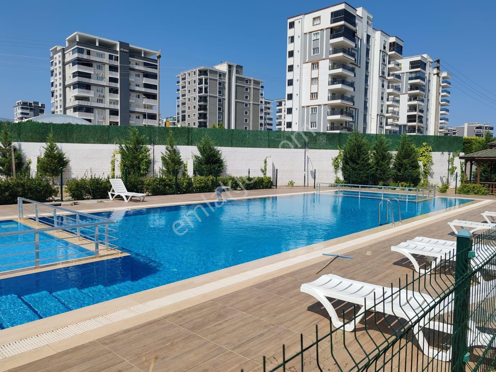 Zaferde 210m2 Havuzlu Otoparklı Site