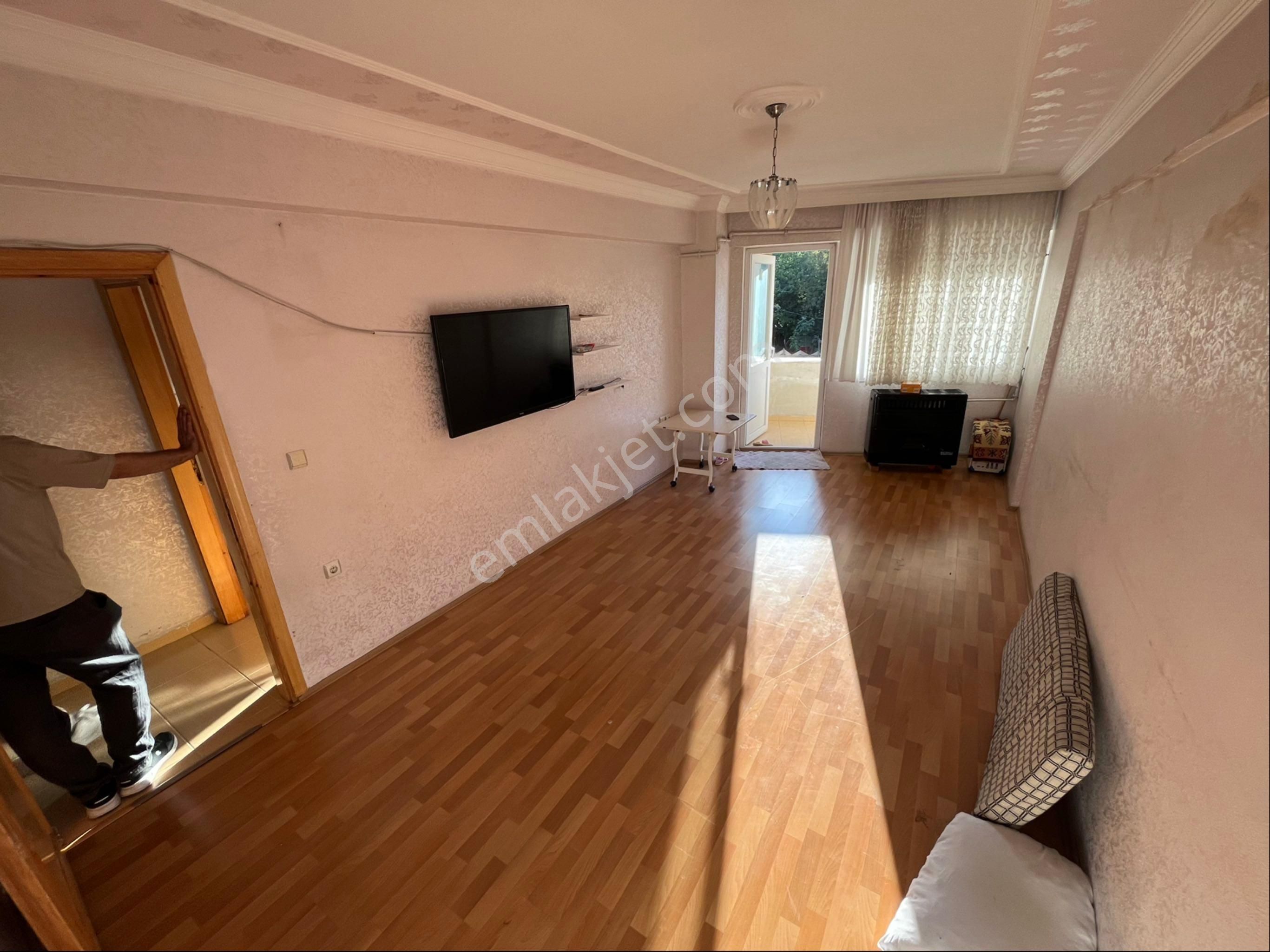 Arnavutköyde Merkezi Konumlu 1.kat Ara Kat Daire