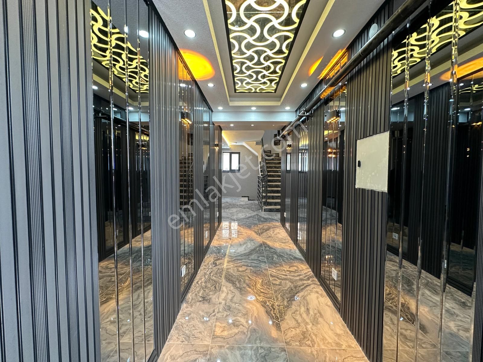Özçeliklerden Cadde Yakını Çift Banyo Köşe Başı 140m2 3+1 Dairee