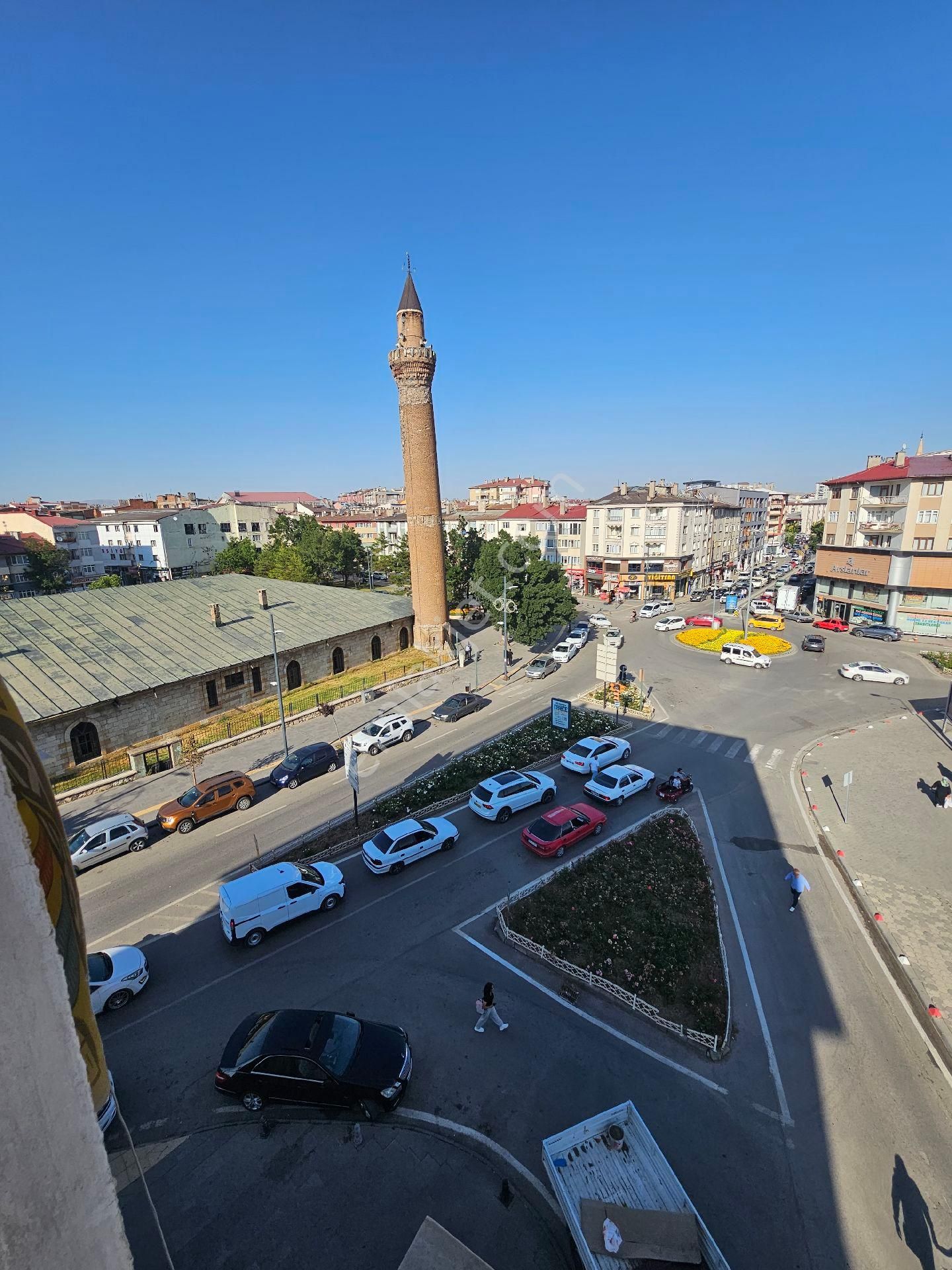 Sivas Yıldız Gayrimenkul'den 2+1 Ulu Cami Mevki Kiralık Daire!