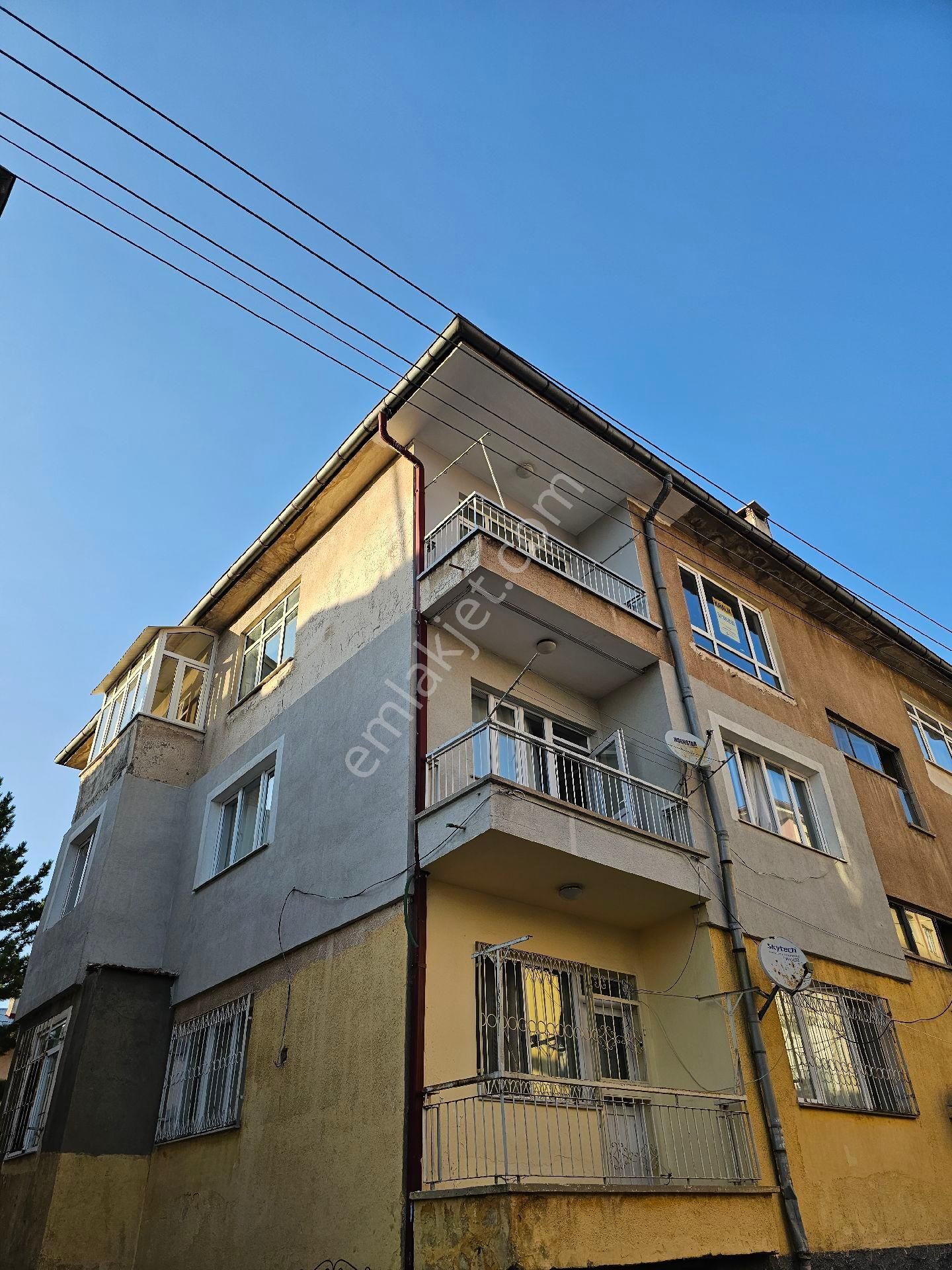 Sivas Yıldız Gayrimenkul'den Kümbet Sgk Karşısı 3+1 Kiralık Daire!