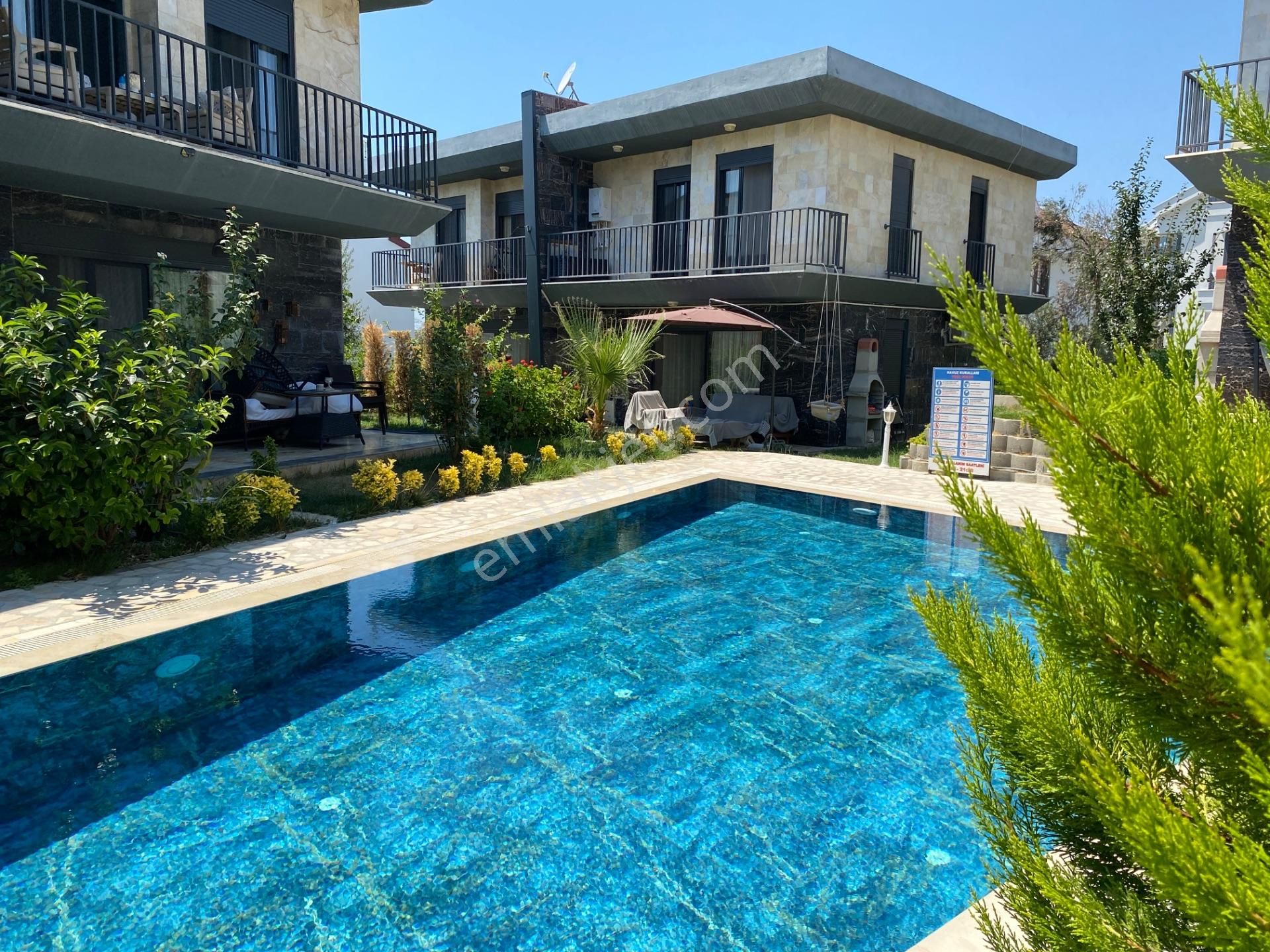 Ayvalık Sarımsaklı'da Havuzlu Sitede 3+1 Satılık Villa
