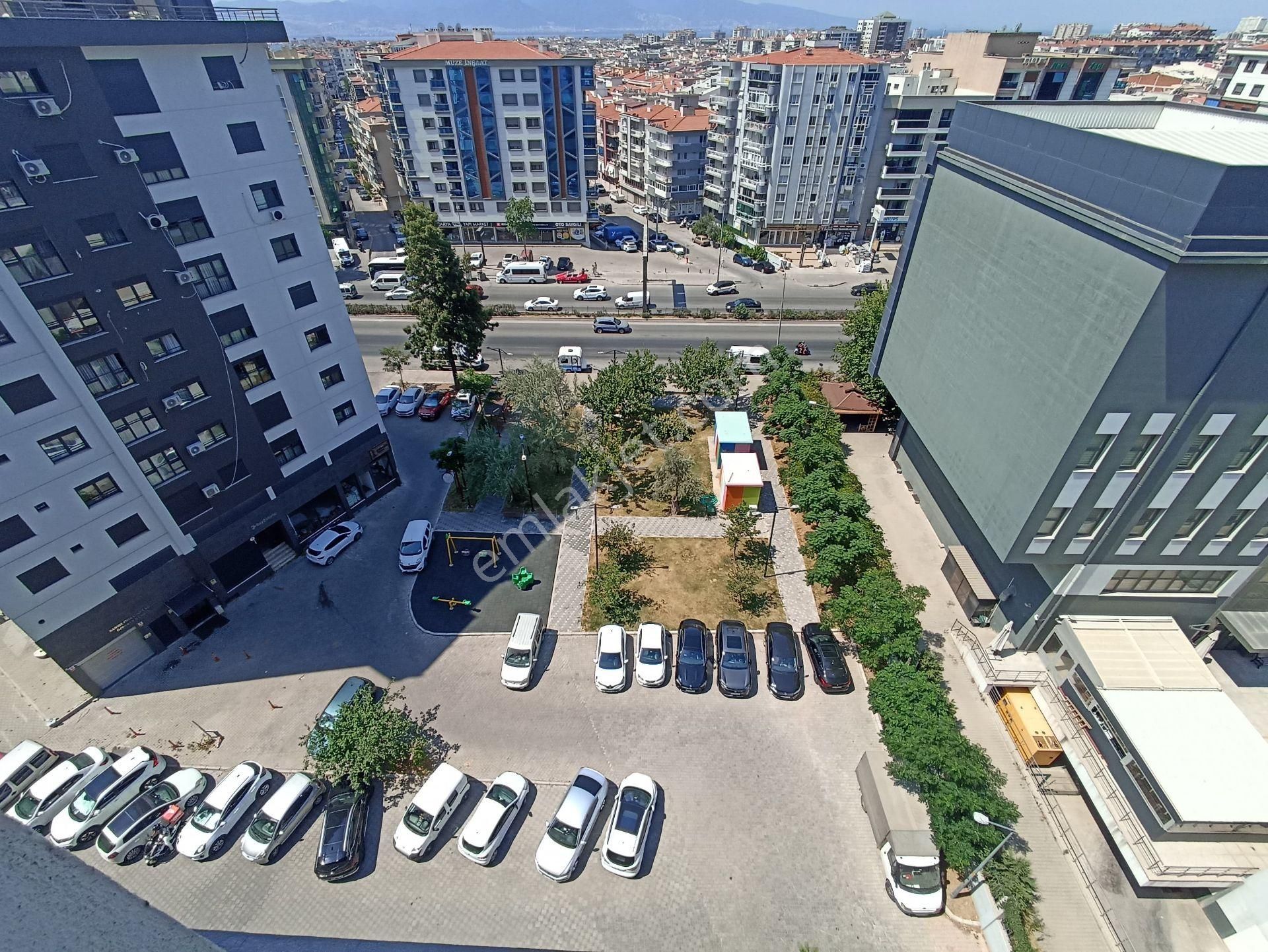 Karşıyaka Anadolu Cad. Arkası Genç Binada 140 M2 3+1 Kiralık Daire
