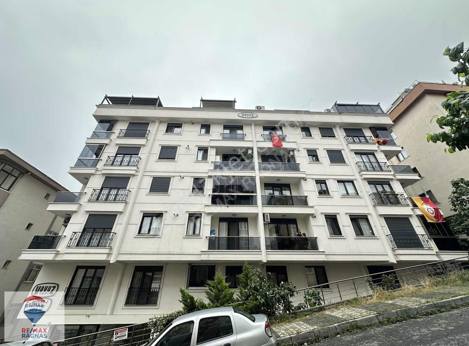 Maltepe Çınar Mah Akel Sk'ta Kapalı Otoparklı Satılık 2+1 Daire
