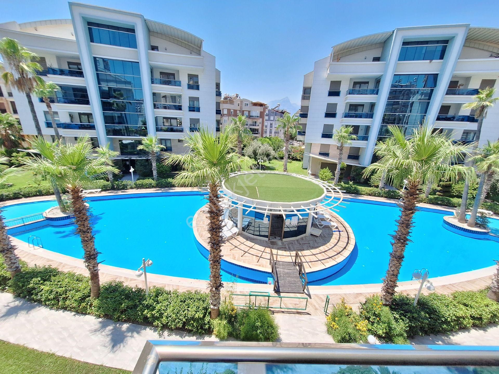Antalya Konyaaltı Uncalı Mahallesinde Havuzlu Güvenlikli Sitede Kombili Klimalı Kiralık 3+1 Daire