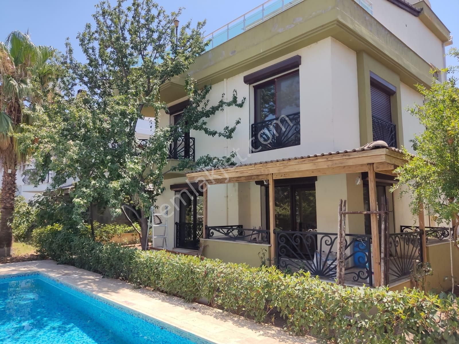 Güzelbahçe Yaka Kiralık Site İçerisinde Villa